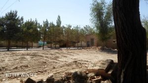 Cette mosquée démolie était située dans la zone 3 de la ferme Huangtian, dans le district de Yizhou - les pistes de bulldozer sont encore clairement visibles au sol