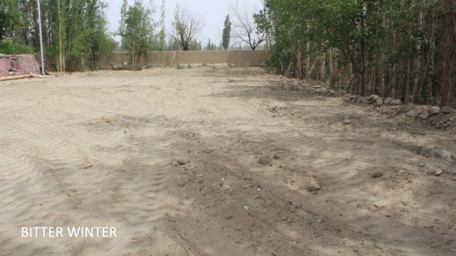 Chenilles du bulldozer après le nivellement