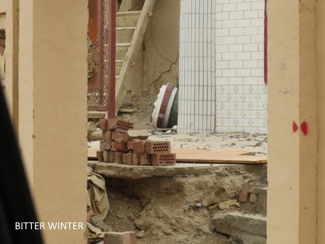 Cour en ruine, les montants du toit de la mosquée démontés