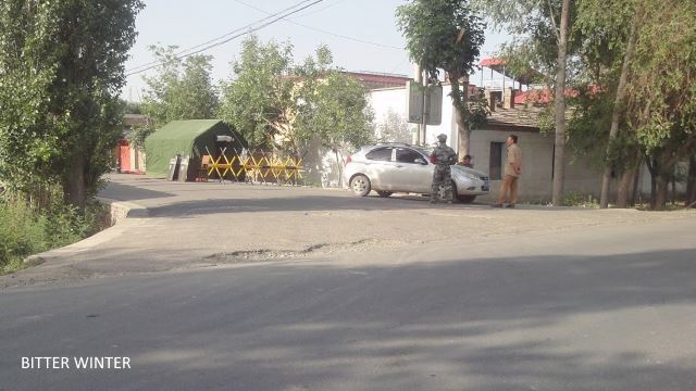 Des postes de contrôle de la police au carrefour principal de la voie qui rallie le village d’Ergong à celui de Sangong, Shihezi. (Li Benbo/Bitter Winter)