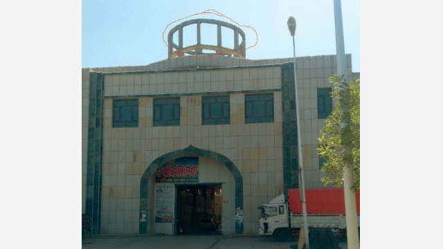 Il ne reste plus que la carcasse du dôme qui surplombait un bâtiment situé au niveau de l’entrée ouest du marché.