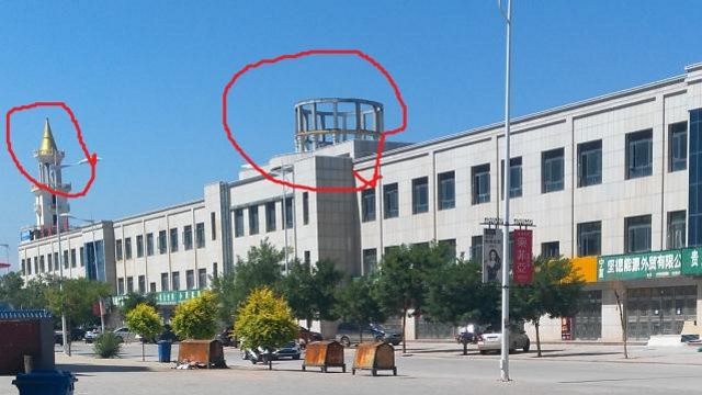 Le dôme et le croissant islamique du minaret ont été retirés d’un bâtiment situé sur le flanc est du marché