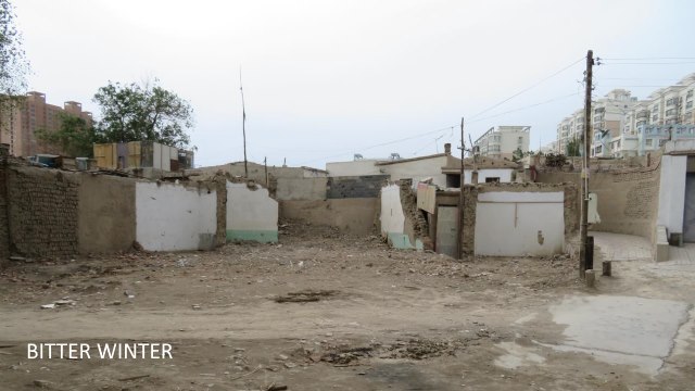 Le mur blanc sur cette image faisait partie d’une mosquée et s’est effondré lors d’une démolition - rien n’a été laissé.