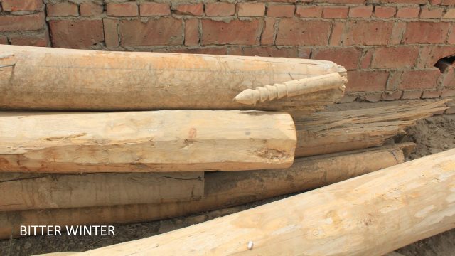 Poteaux laissés au sol sur le site de la mosquée démoli