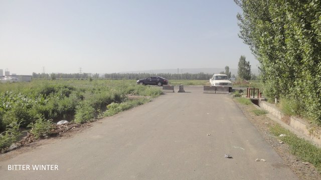 Village d’Ergong: un barrage routier érigé à l’entrée empêche les véhicules d’y accéder. (Li Benbo/Bitter Winter)