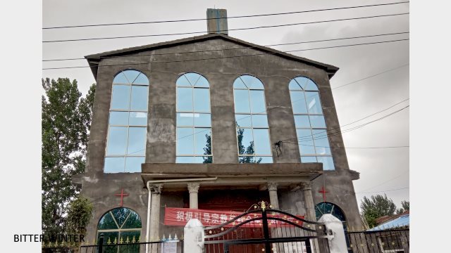 La croix sur l’église de Xumazhuang est emballée dans un seau en utilisant des feuilles de fer galvanisé7