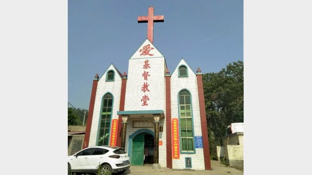 Une croix au sommet d’une église des Trois-Autonomies dans la ville de Gongyi, province du Henan, avant son retrait8