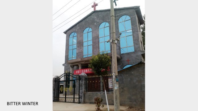 Une croix au sommet de l’église de Xumazhuang dans la municipalité de Liudian6