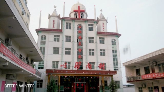 grande croix de l’église a été retirée5