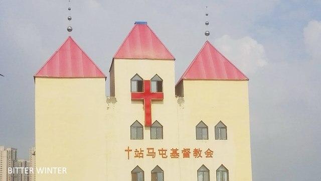 la croix a été déplacée sur le mur extérieur de l’église2