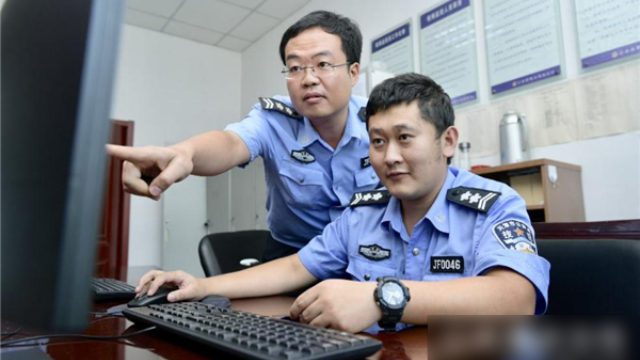 Police-watching-surveillance-taken-from-the-Internet