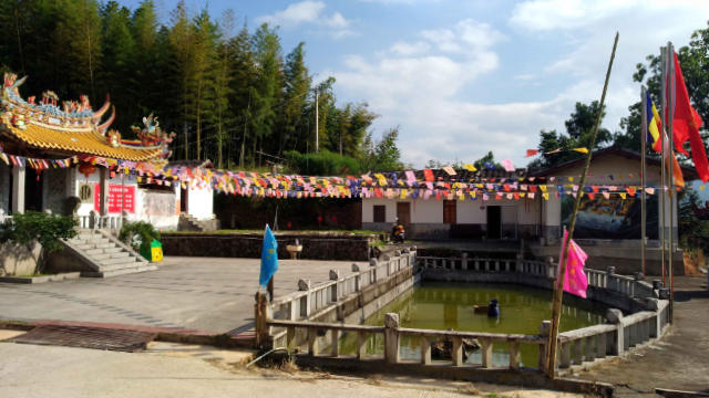 Sinisation des religions,Bouddhisme et Taoïsme en Chine,religion chine,drapeau national au temple bouddhiste,Liberté Religieuse