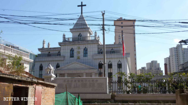 Religion chine,Christianisme,Église des Trois-Autonomies,Drapeau national flottant à l’église,Liberté Religieuse