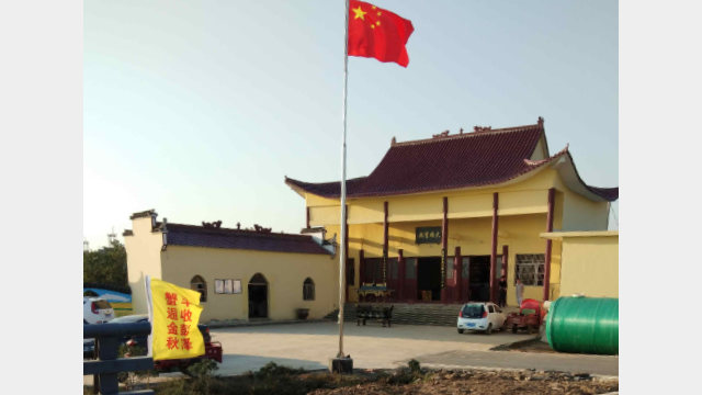 Sinisation des religions,Bouddhisme et Taoïsme en Chine,religion chine,drapeau national au temple bouddhiste,Liberté Religieuse