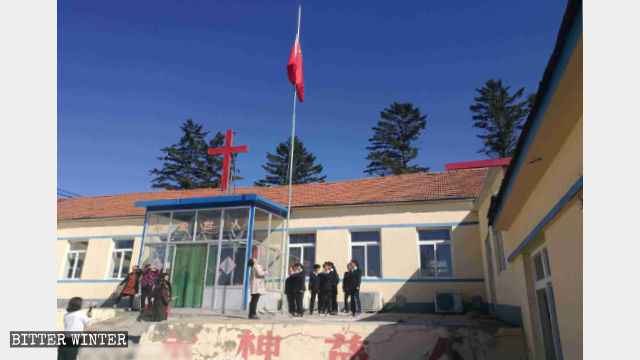 Religion chine,Christianisme,Église des Trois-Autonomies,Drapeau national flottant à l’église,Liberté Religieuse