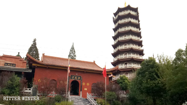 Sinisation des religions,Bouddhisme et Taoïsme en Chine,religion chine,drapeau national au temple bouddhiste,Liberté Religieuse