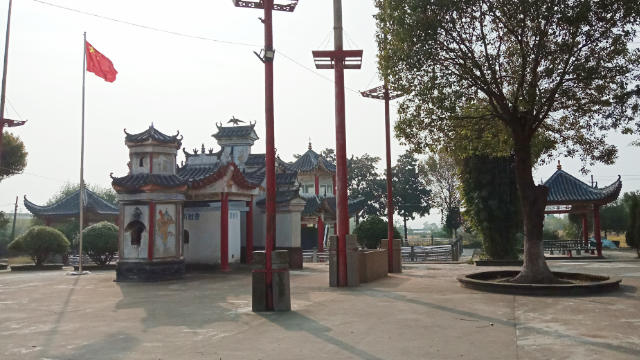 Sinisation des religions,Bouddhisme et Taoïsme en Chine,religion chine,drapeau national au temple bouddhiste,Liberté Religieuse