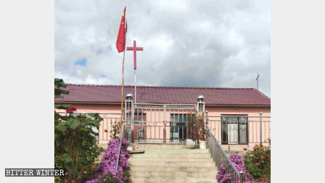 Religion chine,Christianisme,Église des Trois-Autonomies,Drapeau national flottant à l’église,Liberté Religieuse