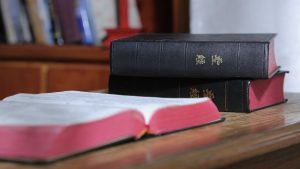 Il y a trois bibles chinoises sur la table.