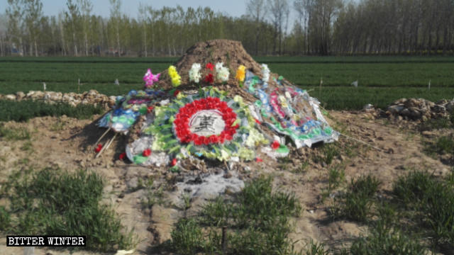 La tombe de la croyante décédée après avoir été harcelée par les autorités.