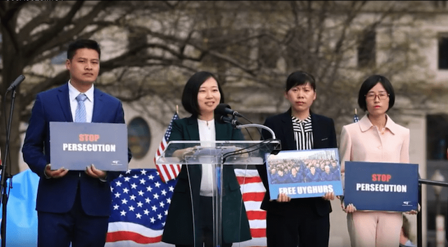 Sœur Jiao de l’EDTP prend la parole, d’autres membres de son Église portent des signes de solidarité avec les Ouïghours.