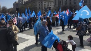 Des familles pacifiques réunies sous des drapeaux différents