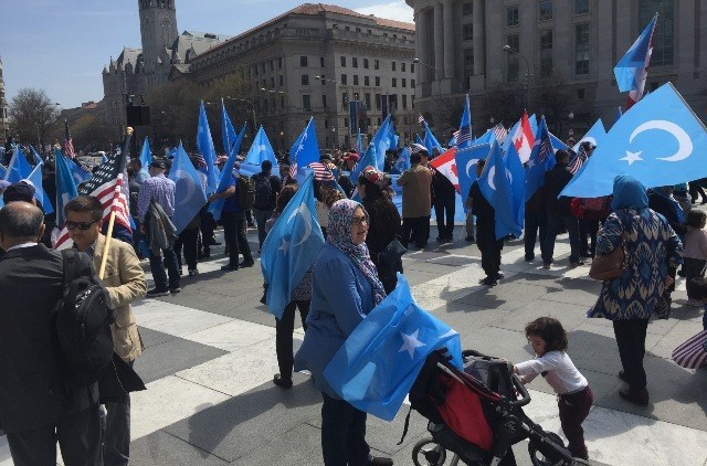 Des familles pacifiques réunies sous des drapeaux différents