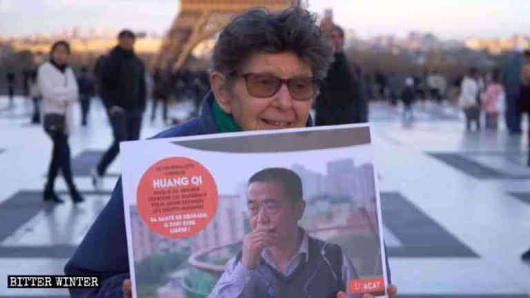 Une femme de l’ACAT tient une photo de Huang Qi.