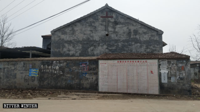 La croix accrochée sur le mur extérieur de l’église Babu détruite.