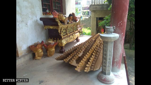 Les têtes des statues détruites de Guanyin posées au sol.