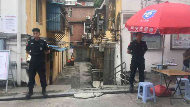 Deux officiers de la brigade d’intervention montent la garde à l’entrée de l’église de Xunsiding.