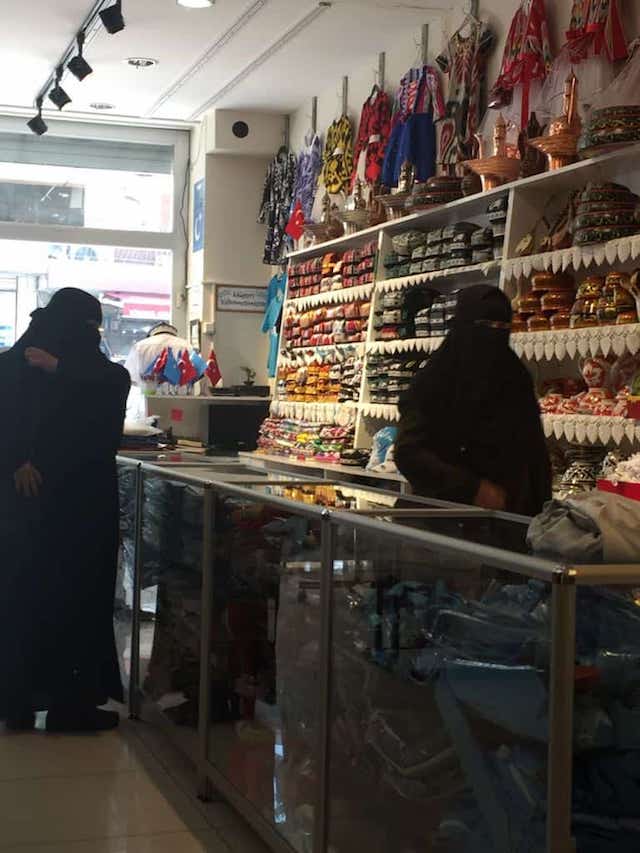 Femmes ouïghoures à Zeytinburnu, le lieu où se rassemblent la plupart des Ouïghours d’Istanbul.