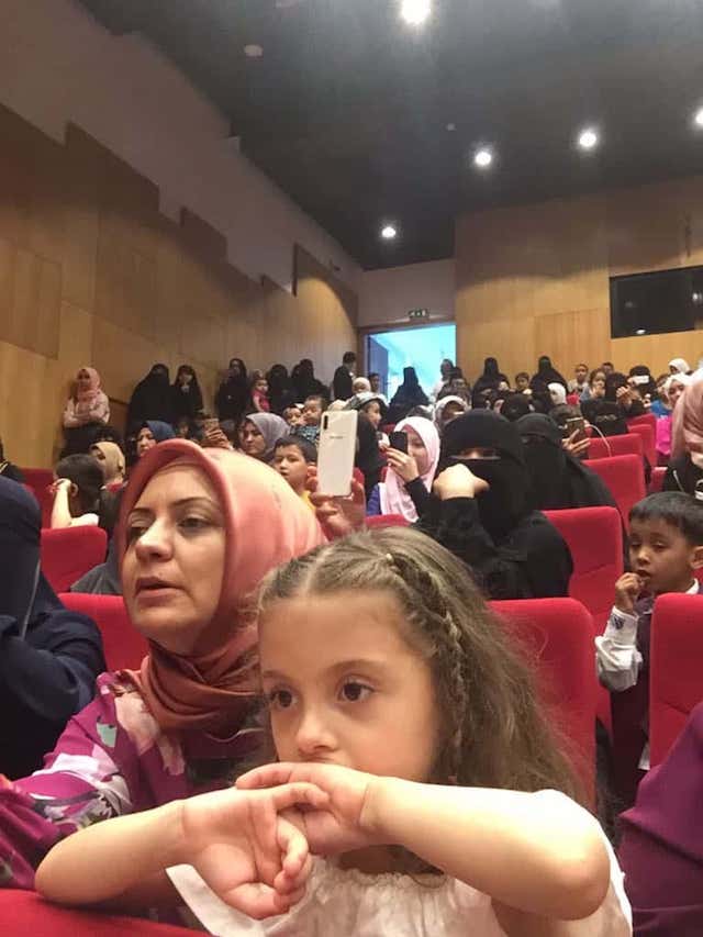 Des femmes ouïghoures regardent leurs enfants participer à une fête du Ramadan. La plupart d’entre elles sont veuves ou séparées de leur mari emprisonné indéfiniment dans le Xinjiang.