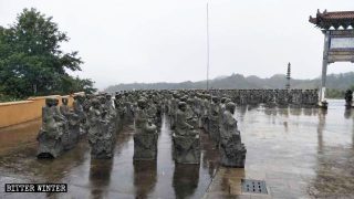 Les statues d’Arhat démantelées ont été placées à côté de la porte principale du temple.