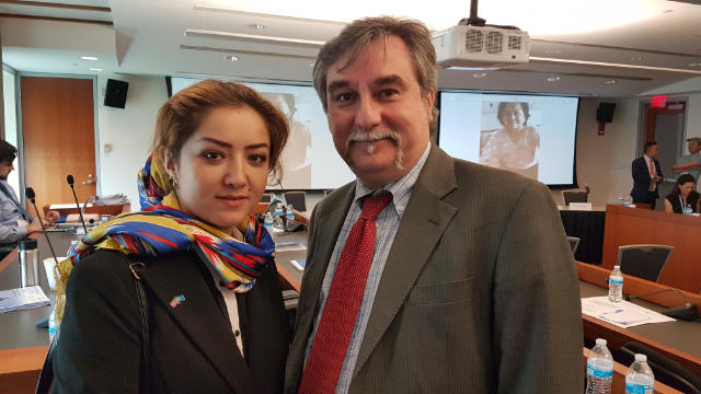 Marco Respinti, de Bitter Winter, et Mme Mihrigul Tursun, qui a raconté de façon marquante et parfois tragique la persécution dont elle a été victime au Xinjiang.