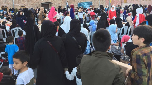 Rassemblement des Ouïghours pour la célébration de l’Iftar, à Zeytinburnu, une banlieue d’Istanbul.