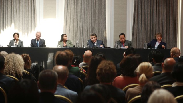 Les membres du Tribunal de gauche à droite : Shadi Sadr, Dr Martin Elliot, Regina Paulose, Sir Geoffrey Nice (président), Andrew Khoo et Nicholas Vetch. Un autre membre, Arthur Waldron, a participé à l’audience par liaison vidéo. Tous les membres du panel ont offert leurs services gracieusement.