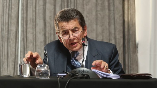 L’avocat britannique, Sir Geoffrey Nice, en pleine lecture du jugement du Tribunal.