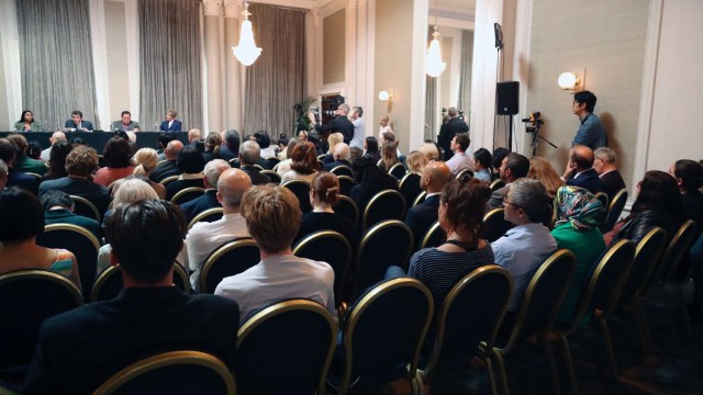 Une salle d’audience remplie attendant le verdict.