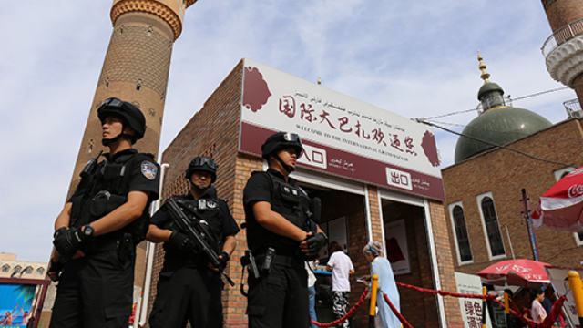 Des agents des forces spéciales de police en service dans la rue au Xinjiang.