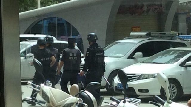 La police patrouille dans les rues d’Urumqi.