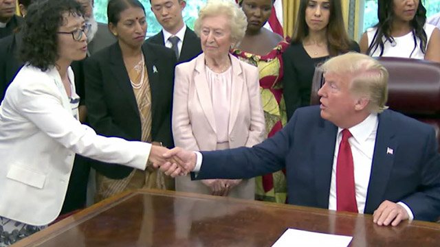 Le président Trump rencontre Zhang Yuhua, un pratiquant du Falun Gong qui a survécu à la torture. Avec l’aimable autorisation de The Epoch Times.