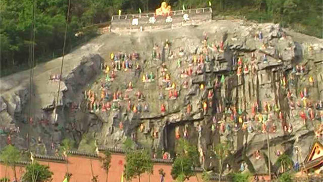 Vue initiale des statues d’Arhats construites au temple Zhenlong.