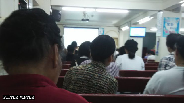 Des croyants de l’église locale de Fuzhou se réunissent dans leur lieu de rassemblement avant sa fermeture.