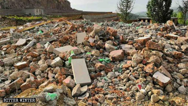 Le temple Huaizi est tombé en ruines.