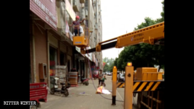 Les agents du bureau de l’urbanisme ont démantelé de force ces panneaux d’affichage dans le district de Jiangxia de la ville de Wuhan.