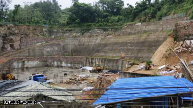 Les travaux ont cessé après que les autorités ont interrompu la construction de la fondation de la nouvelle église.