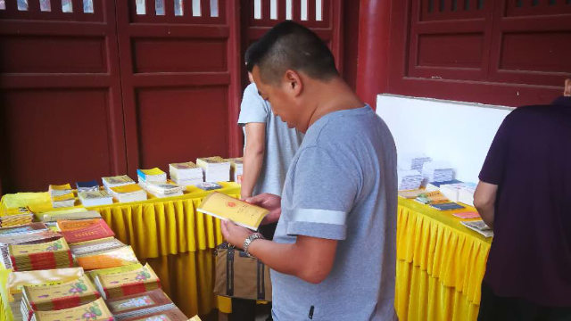 Des agents des forces de lâordre, Ã  la recherche de publications bouddhistes, inspectent le temple dâune localitÃ© de la province du Hubei.