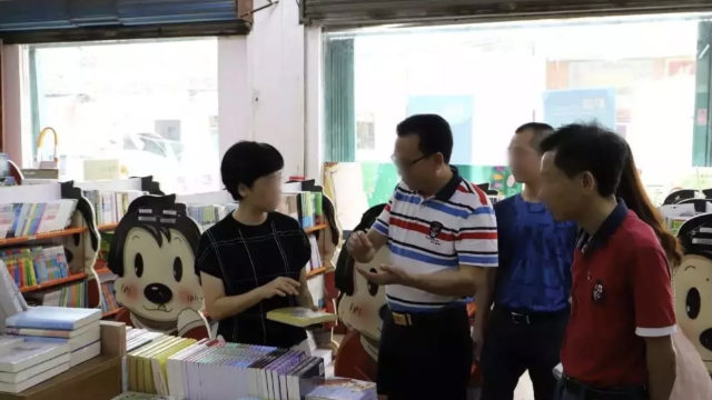 Des reprÃ©sentants du gouvernement inspectent les publications dâune librairie de la province de Guangdong.