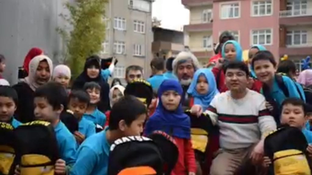 Lokman Hira’i (devant à droite) entouré de ses élèves et de ses collègues.